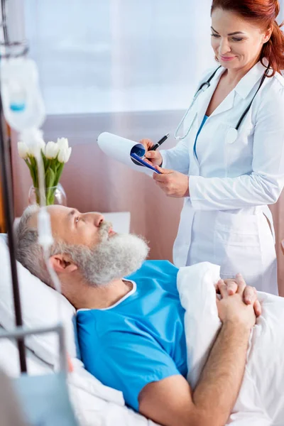 Doctor consulting patient — Stock Photo, Image