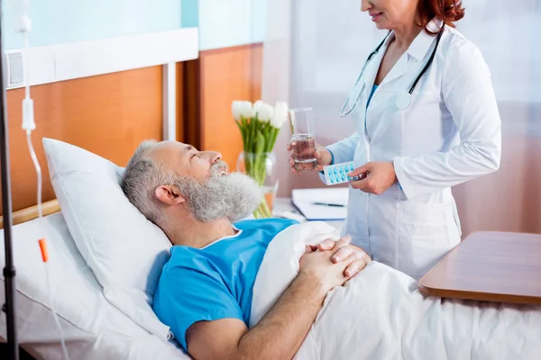 Médico trayendo medicina al paciente — Foto de Stock