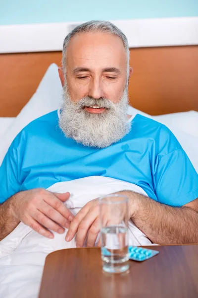 Starší muž v nemocnici — Stock fotografie