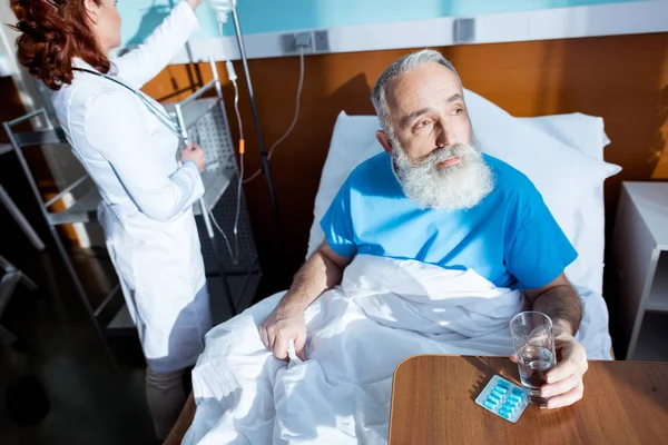 Hombre mayor en el hospital — Foto de Stock