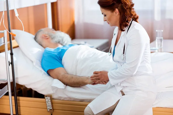 Médico segurando a mão do paciente — Fotografia de Stock