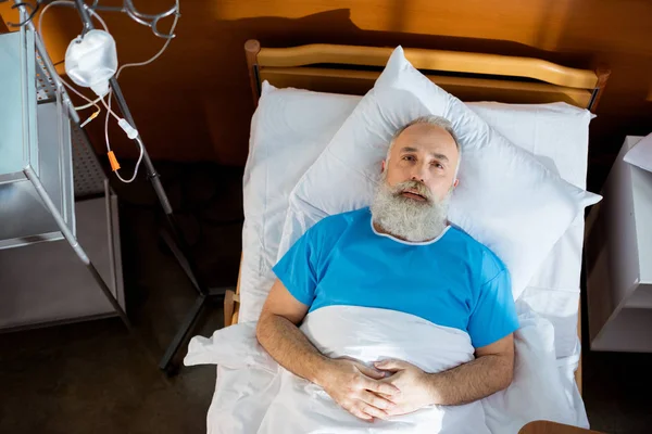 Uomo anziano in letto d'ospedale — Foto Stock