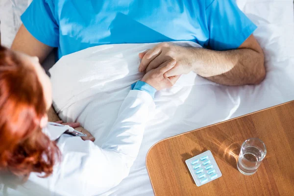 Médico segurando a mão do paciente — Fotografia de Stock