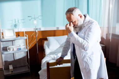 Üst düzey sakallı doktor