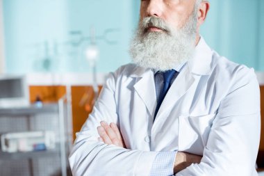 Üst düzey sakallı doktor
