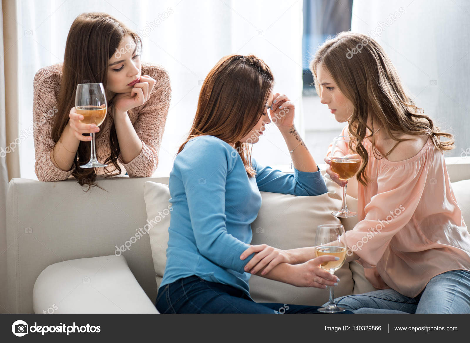 Frauen Trost Stock Photos Lizenzfreie Frauen Trost Bilder Depositphotos