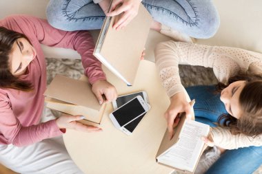 Kadınlar kitap okuma