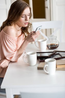 Akıllı telefon kullanan kadın