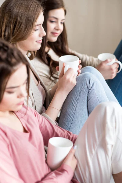 Mujeres sosteniendo tazas — Foto de stock gratis