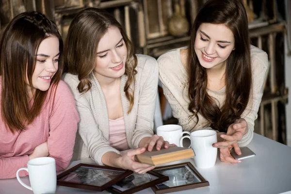 Young women with book — Stock Photo, Image