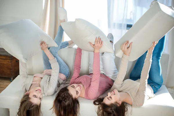 Женщины лежат на диване — стоковое фото
