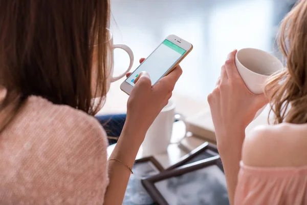 Vrouwen met behulp van smartphone — Stockfoto