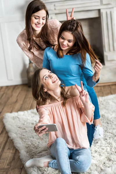 Frauen machen Selfie — Stockfoto