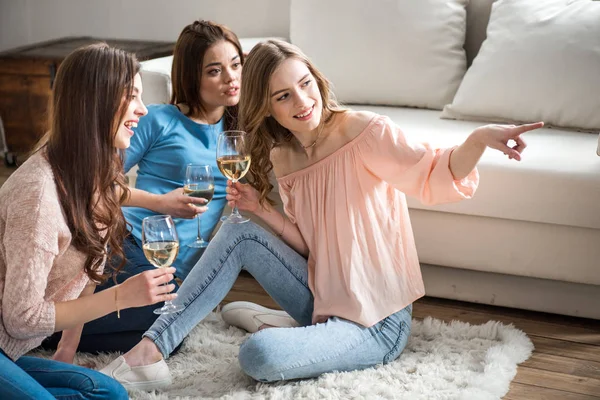 Женщины пьют вино — стоковое фото