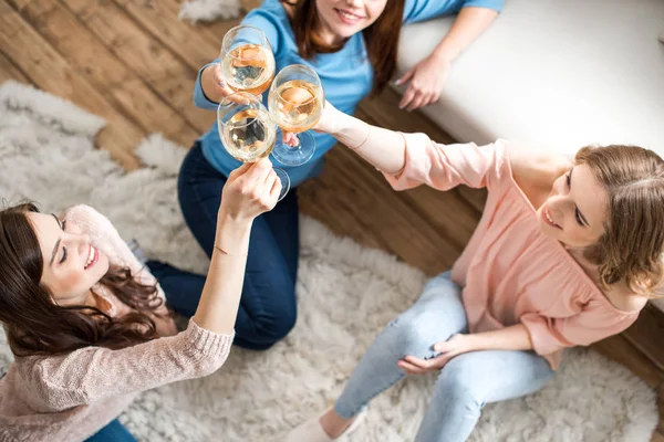 Femmes acclamant avec du vin — Photo