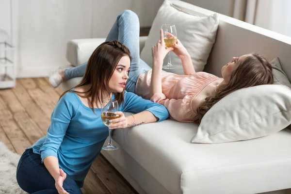 Women drinking wine and chatting — Stock Photo, Image