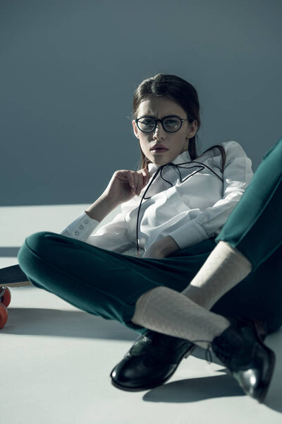 стильная хипстерша со скейтбордом
