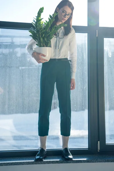 Mujer hipster en camisa blanca con planta — Foto de stock gratis