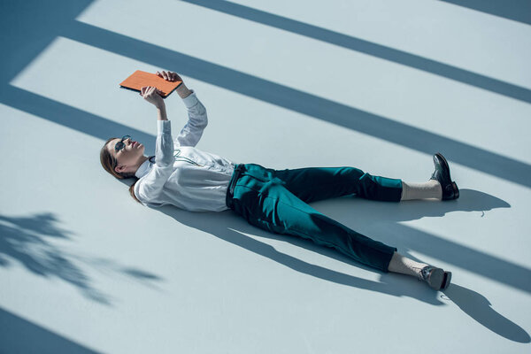 женщина-хипстер держит цифровой планшет
