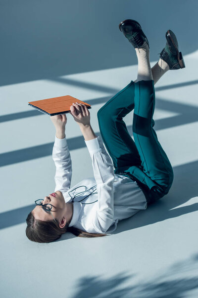 женщина-хипстер держит цифровой планшет
