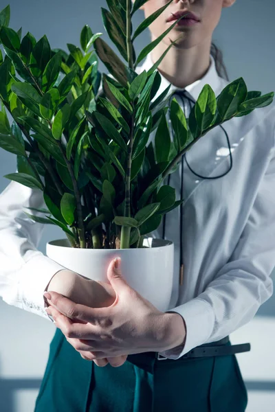 Mujer hipster en camisa blanca con planta — Foto de Stock