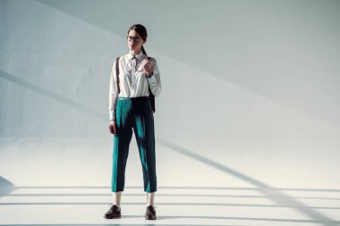 şık hipster kadın Beyaz gömlekli