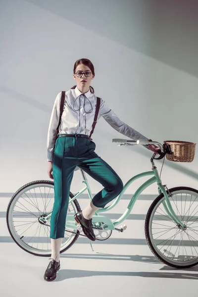 Mujer hipster con bicicleta hipster — Foto de Stock