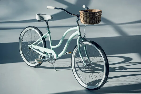 Hipster bicycle with basket — Stock Photo, Image