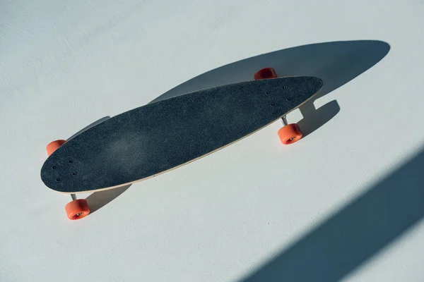 Skateboard met oranje wielen — Stockfoto