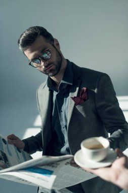 Gazete ile yakışıklı işadamı