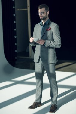 Kahve fincanlı adam.