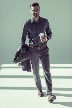 Kağıt bardak ile yakışıklı adam