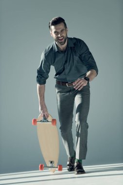 Şık adam holding kaykay