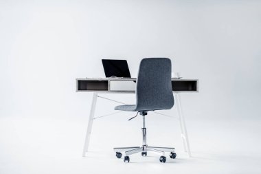 Ofis Masası üstünde laptop