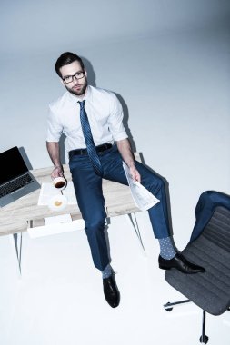 masada oturan işadamı