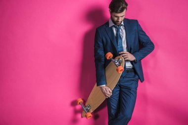 kaykay ile takım elbiseli adam