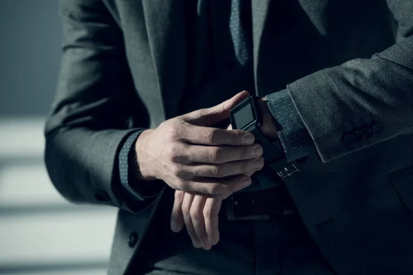 Uomo d'affari utilizzando smartwatch — Foto Stock