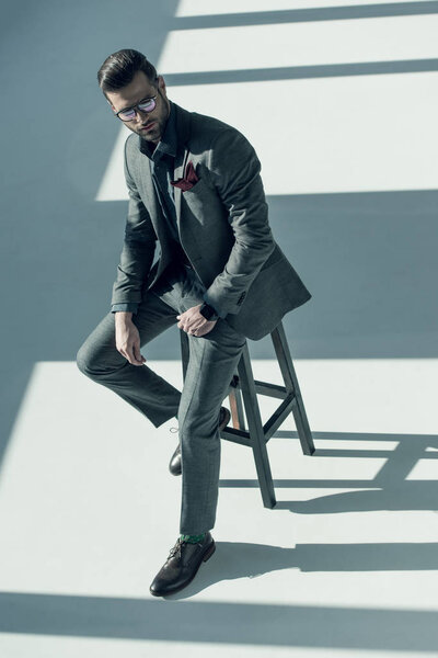 Красивый стильный мужчина
