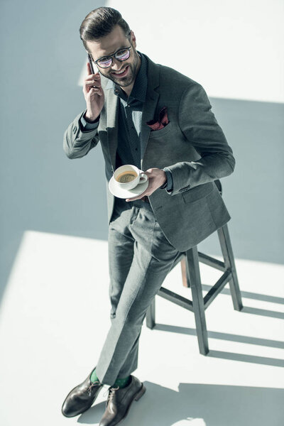 бизнесмен с помощью смартфона