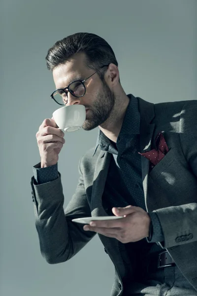 Άνθρωπος με φλιτζάνι καφέ — Φωτογραφία Αρχείου