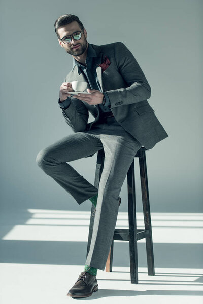 Человек с чашкой кофе
