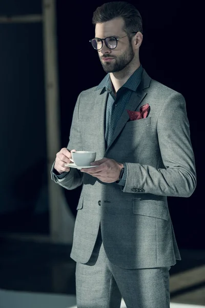 Uomo con tazza di caffè — Foto Stock