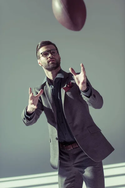 Homem elegante com bola de rugby — Fotografia de Stock