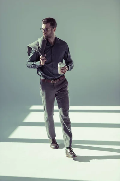 Hombre guapo con taza de papel —  Fotos de Stock