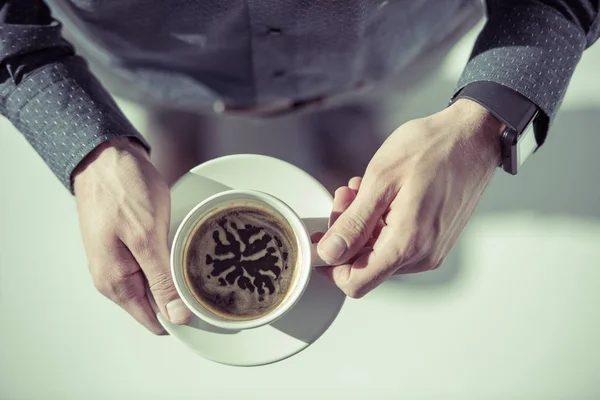 拿着咖啡杯的男人 — 图库照片