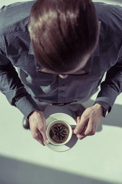 Καλαίσθητο άνθρωπος με φλιτζάνι καφέ — Φωτογραφία Αρχείου