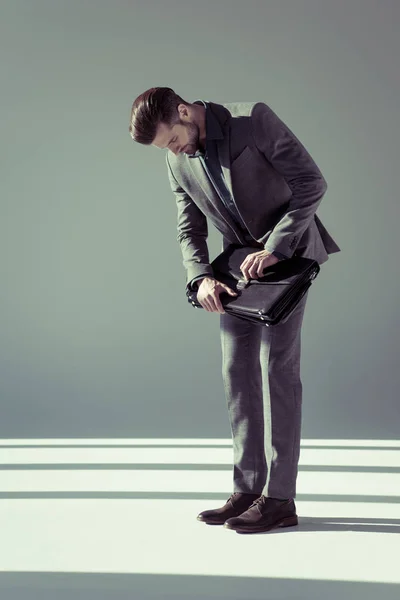 Hombre de negocios guapo con maletín — Foto de Stock