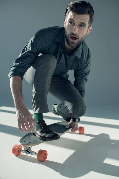 Stilvoller Mann auf Skateboard — Stockfoto