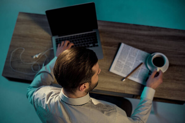 бизнесмен, работающий за офисным столом
