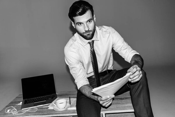 Бизнесмен сидит за столом
